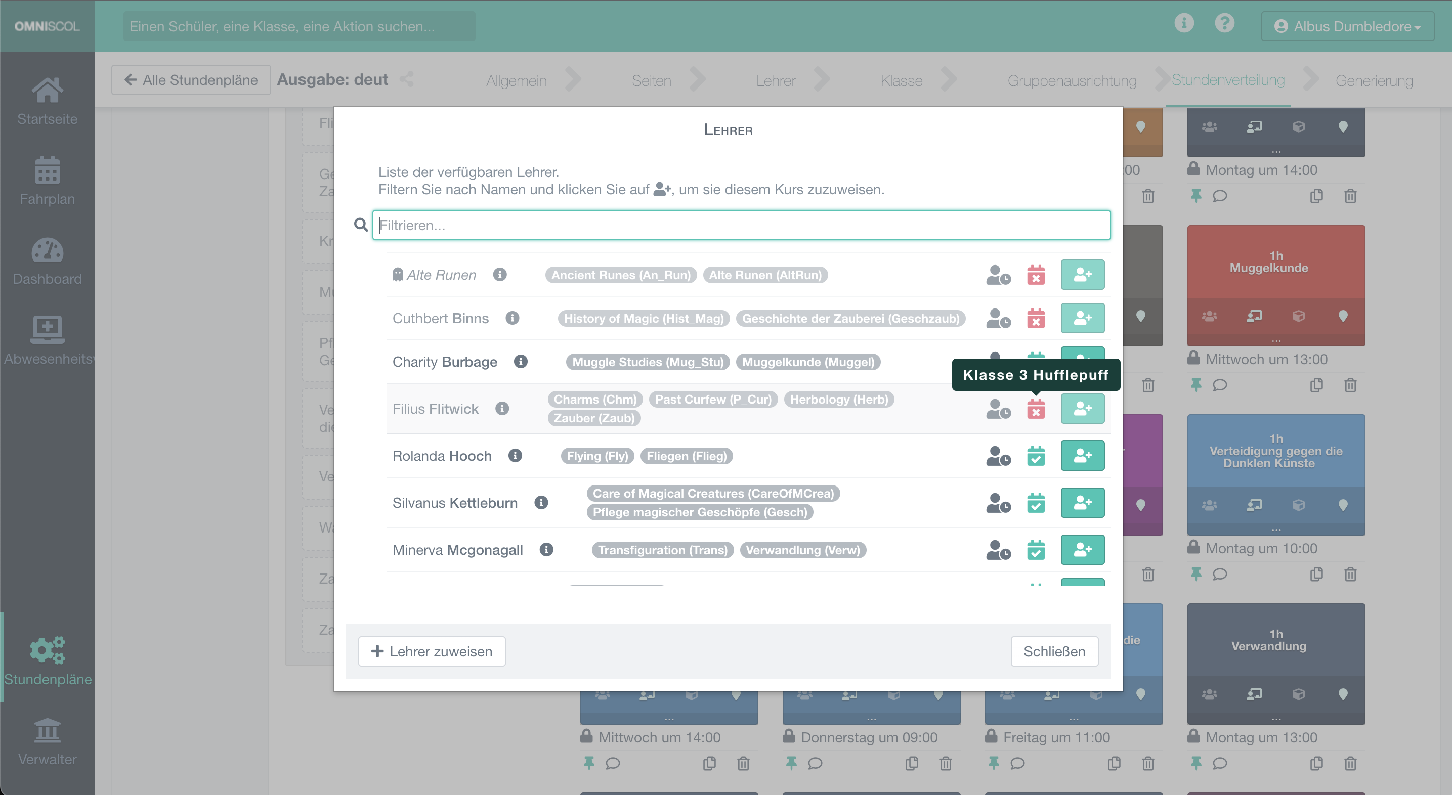 Auswahl eines Lehrers zur Zuweisung zu einer Unterrichtsstunde über eine Liste mit Namen, unterrichteten Fächern und Verfügbarkeiten für jeden Lehrer, unter Angabe möglicher Konflikte