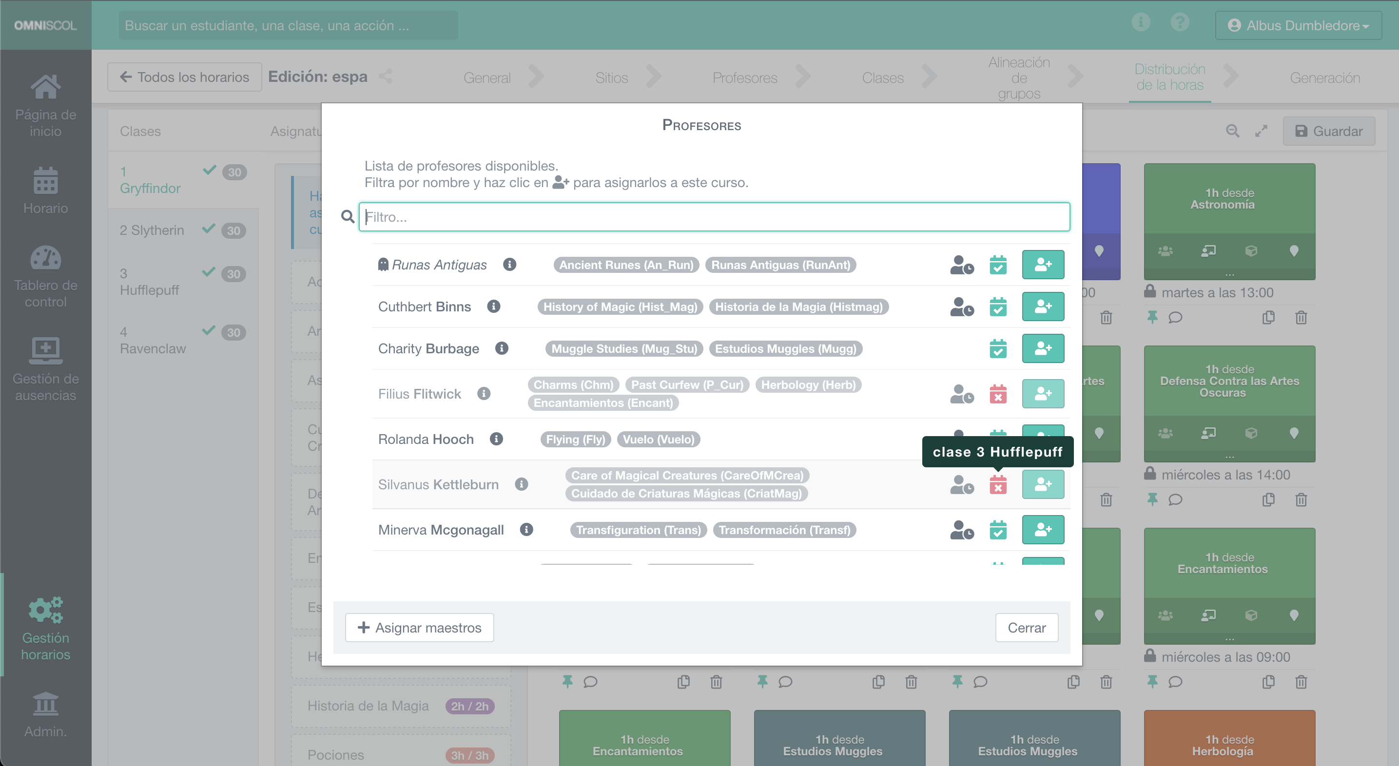 selección de un profesor para asignar a un curso a través de una lista con nombres, materias enseñadas y disponibilidades para cada profesor, indicando los posibles conflictos