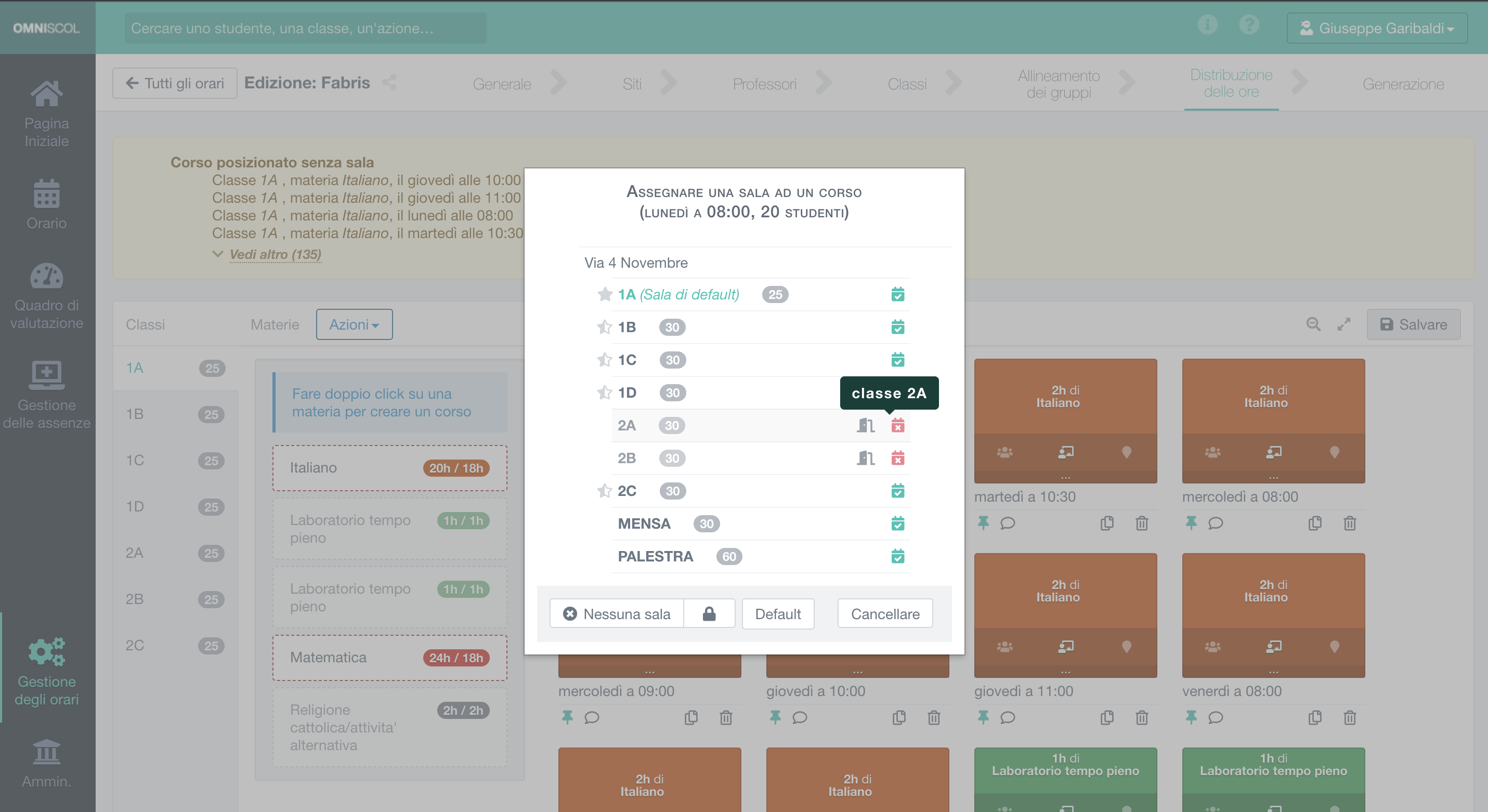 scelta di una sala da assegnare a un corso tramite una lista di sale suddivise per sito, con nomi, capacità, specifiche e disponibilità, specificando i potenziali conflitti